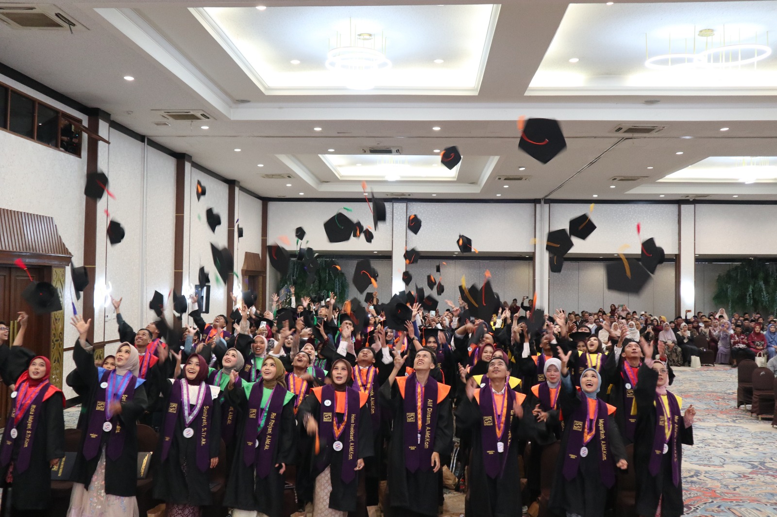 wisudawan/i politeknik piksi input serang 2025