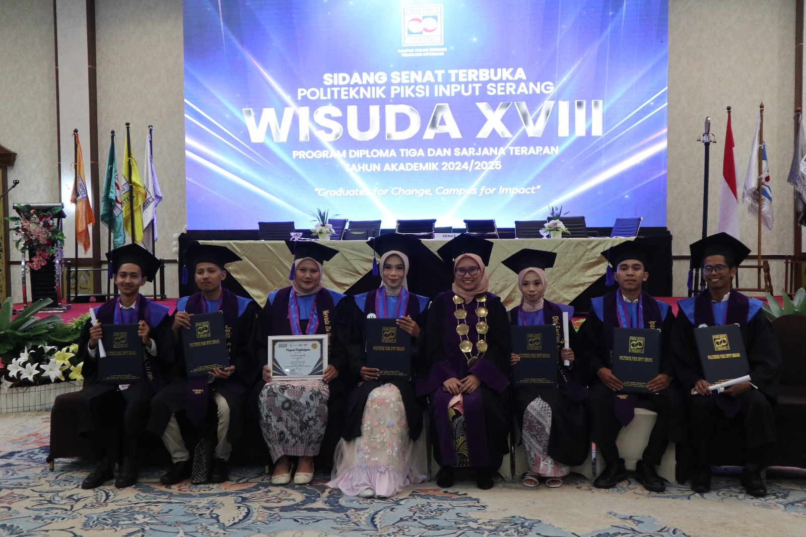 wisudawan/i bisnis digital politeknik piksi input serang 2025